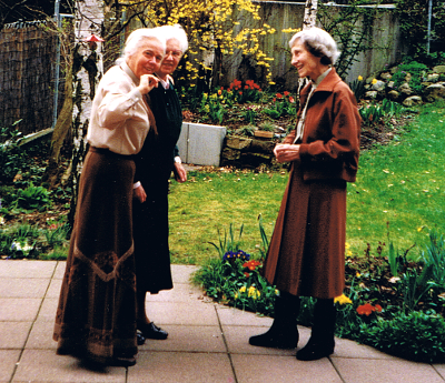 Wilma Ellersiek mit zwei Freundinnen